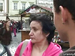 دختر جوان با سینه ها ...